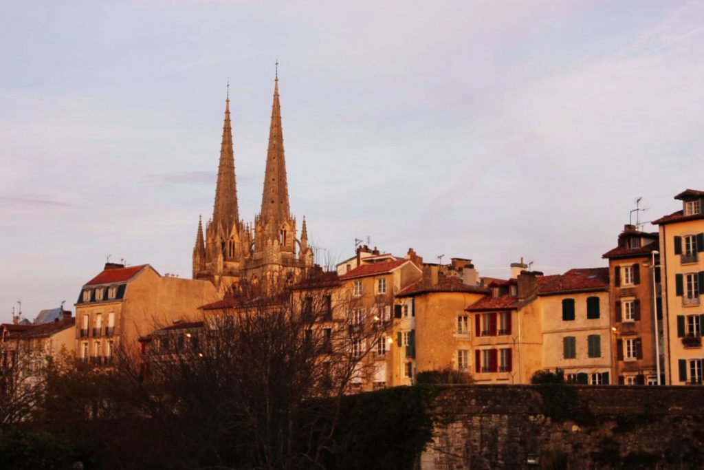 location vacances pays basque visiter bayonne cathedrale