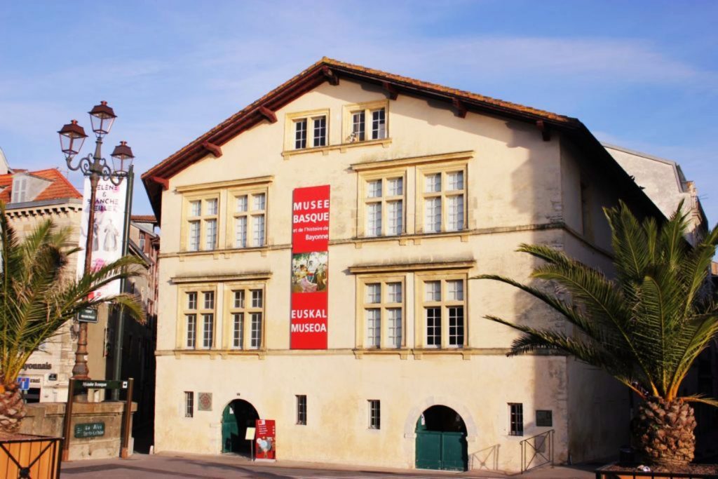 location vacances pays basque visiter bayonne musee basque